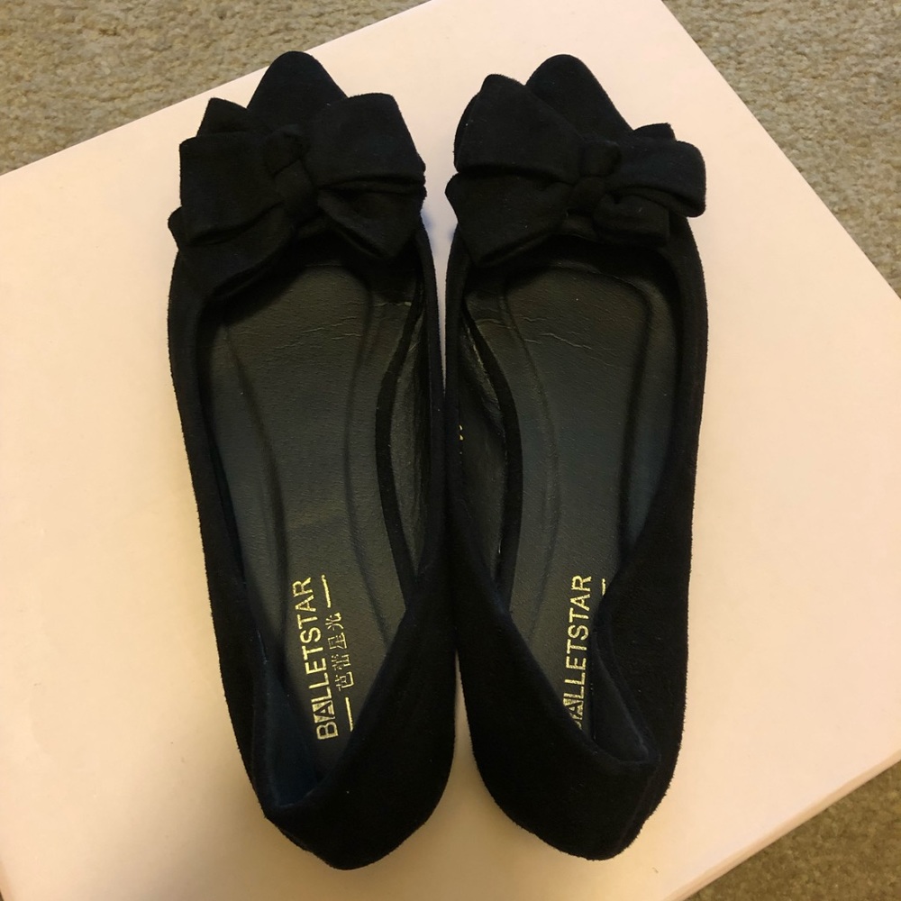 SOLD. Classic black flats! Sz 5.